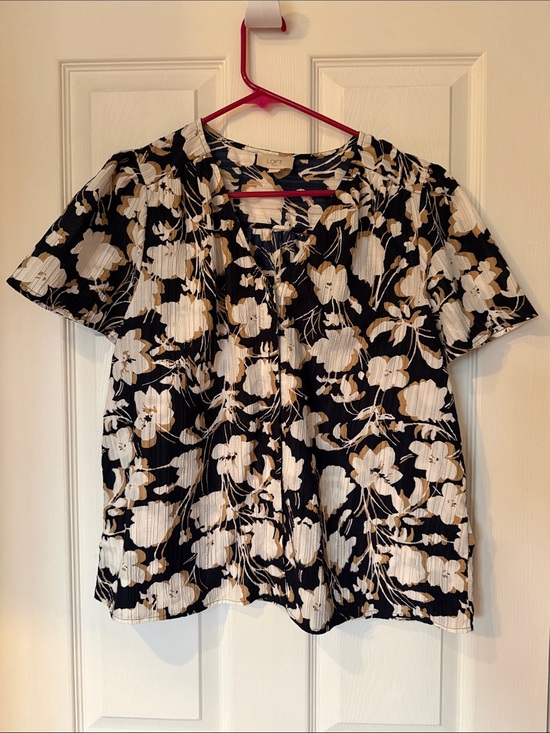 LOFT Tops - LOFT Navy and Cream Floral textured Short Sleeve Blouse